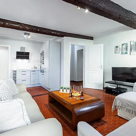Апартаменты Large 3 Bdr Old Town - Ac